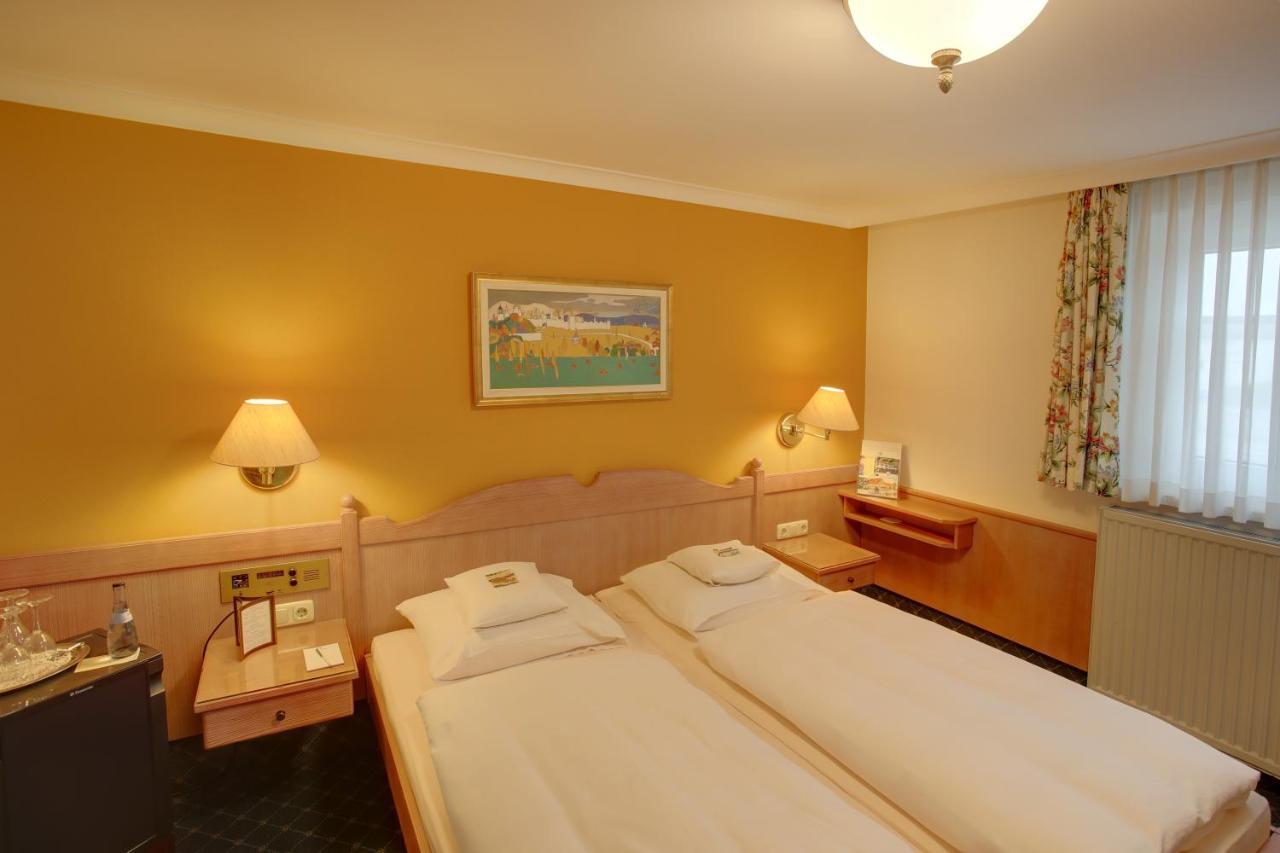 Hotel Brauereigasthof Landwehr-Braeu Reichelshofen Room photo