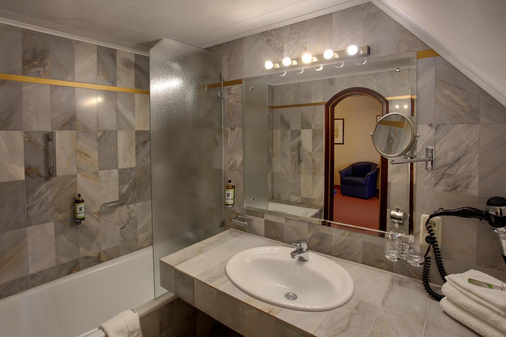 Hotel Brauereigasthof Landwehr-Braeu Reichelshofen Room photo